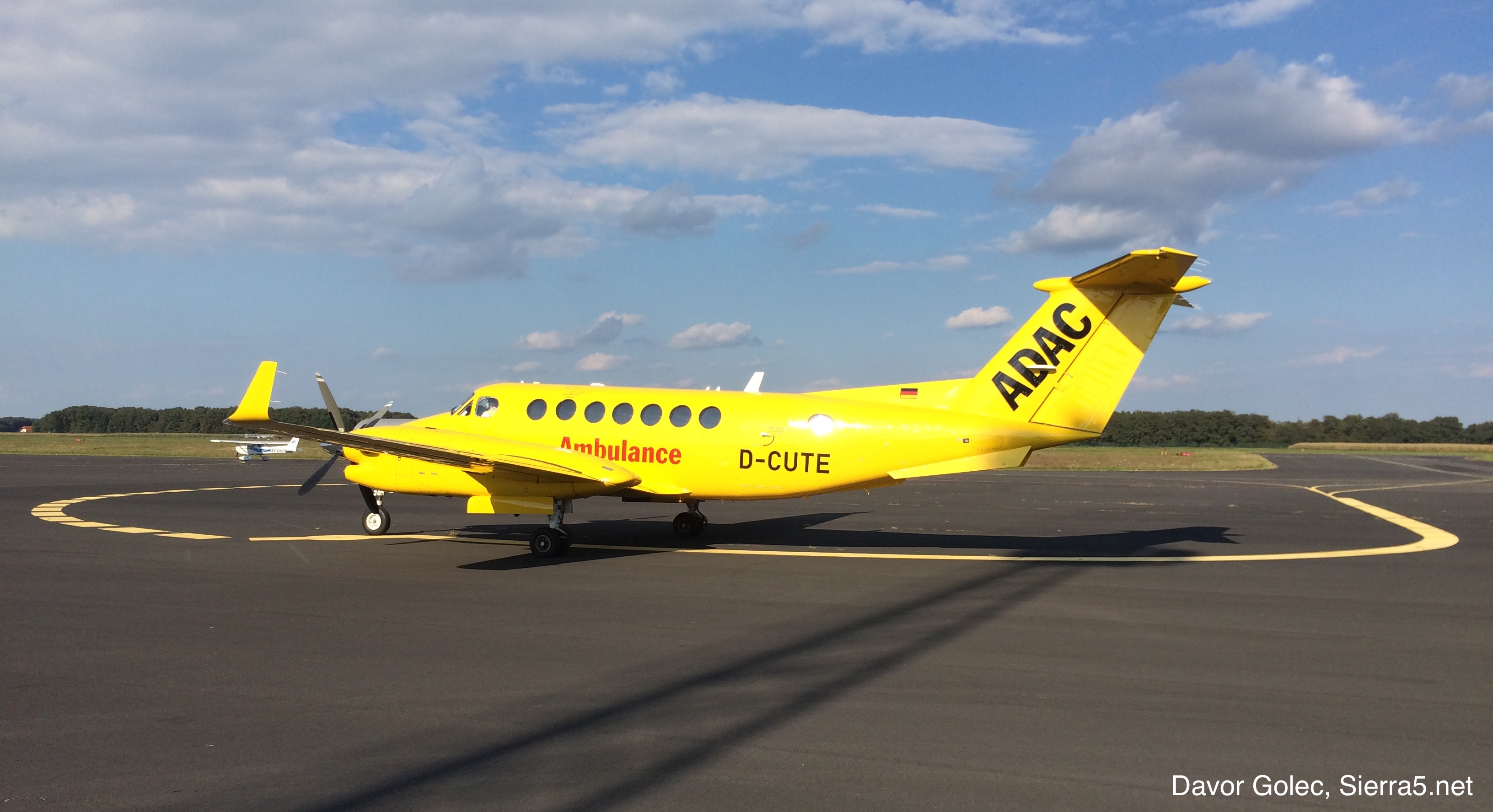 ADAC - Hawker Beechcraft B300 King Air 350 