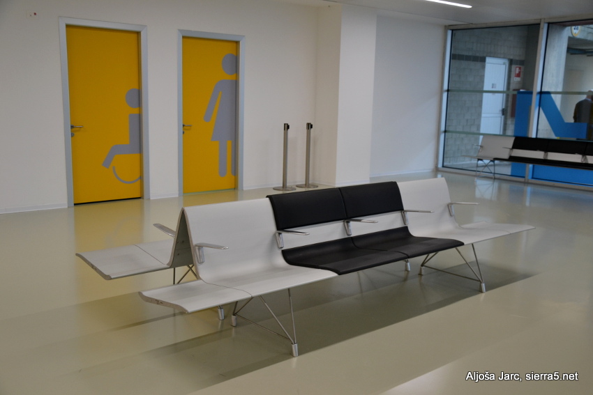 Skromno opremljene čakalnice