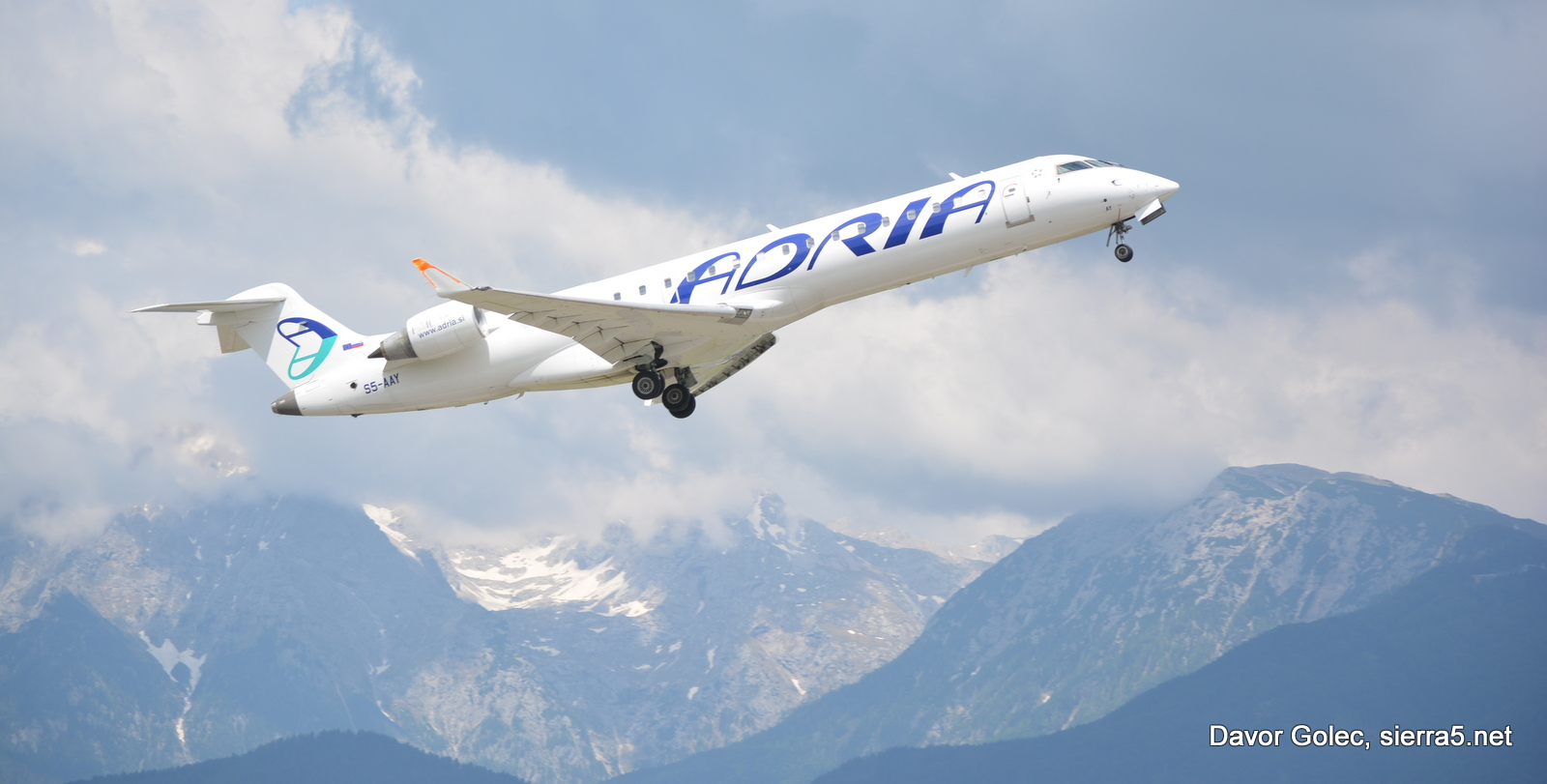 Marca je v letalo Adrie udarila strela