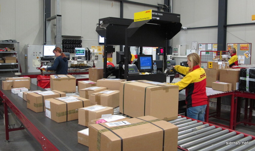 DHLova sortirnica paketov na Brniku