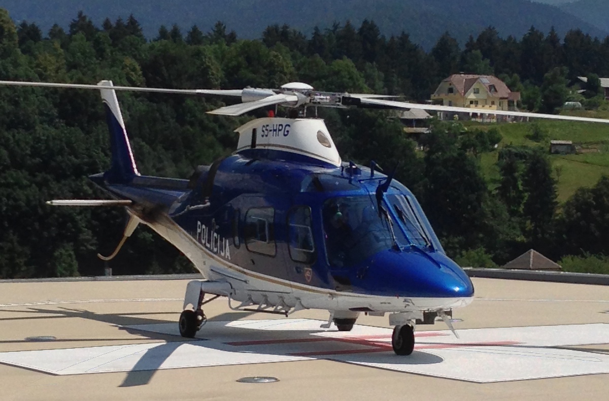 Na heliportu je prvi pristal helikopter Slovenske policije