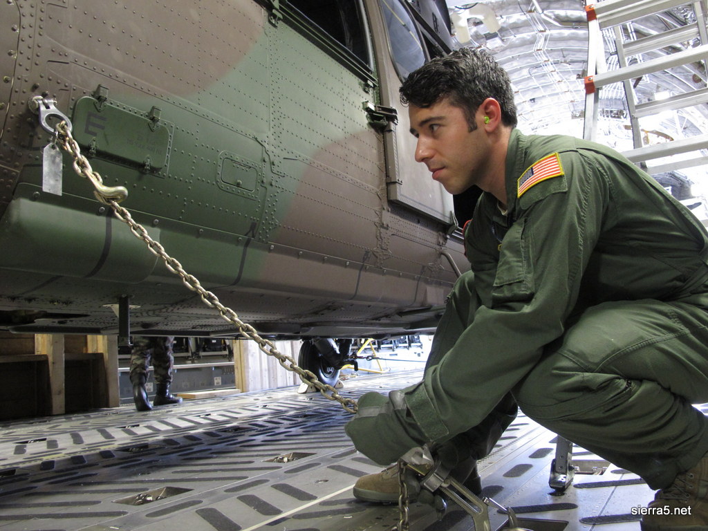 Loadmaster vodnik Kevin Banas med sidranjem helikopterja