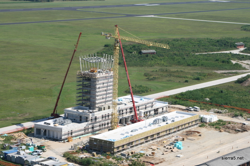 Osrednji objekt prenove letali&scaron;ča je bil stolp kontrole letenja.