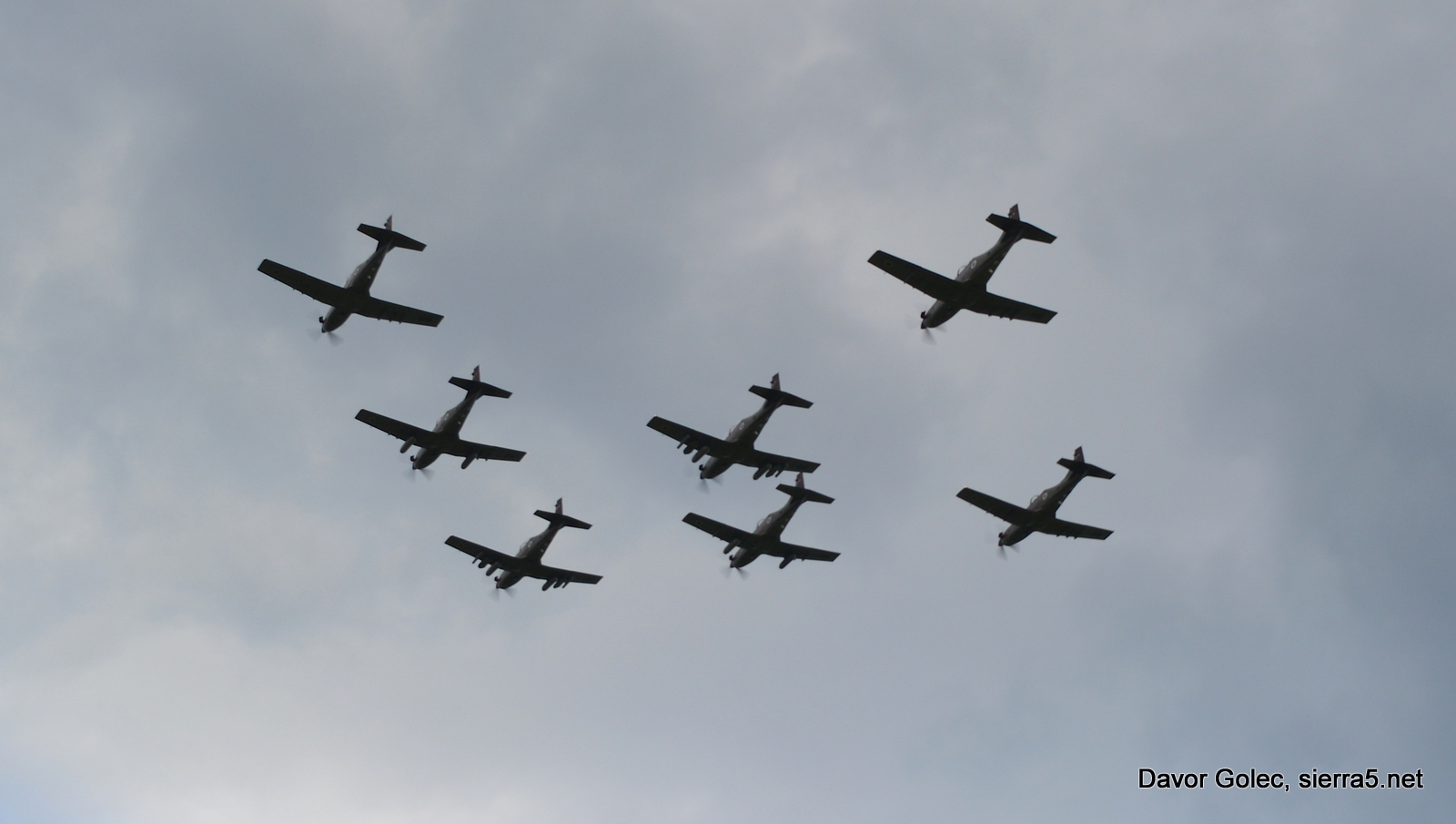 V formaciji je letelo sedem letal