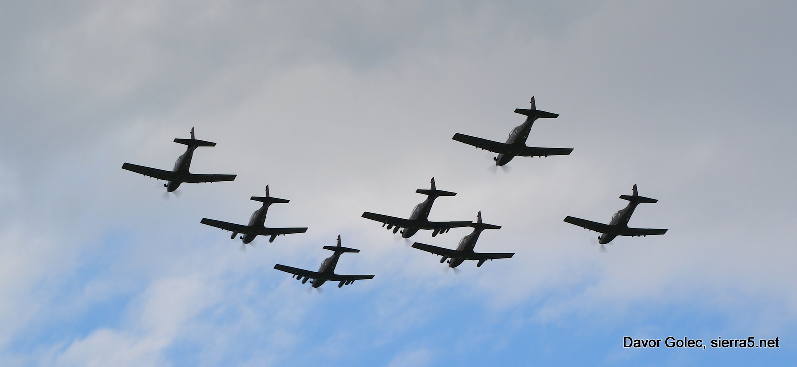 REX1 vodi formacijo sedmih letal