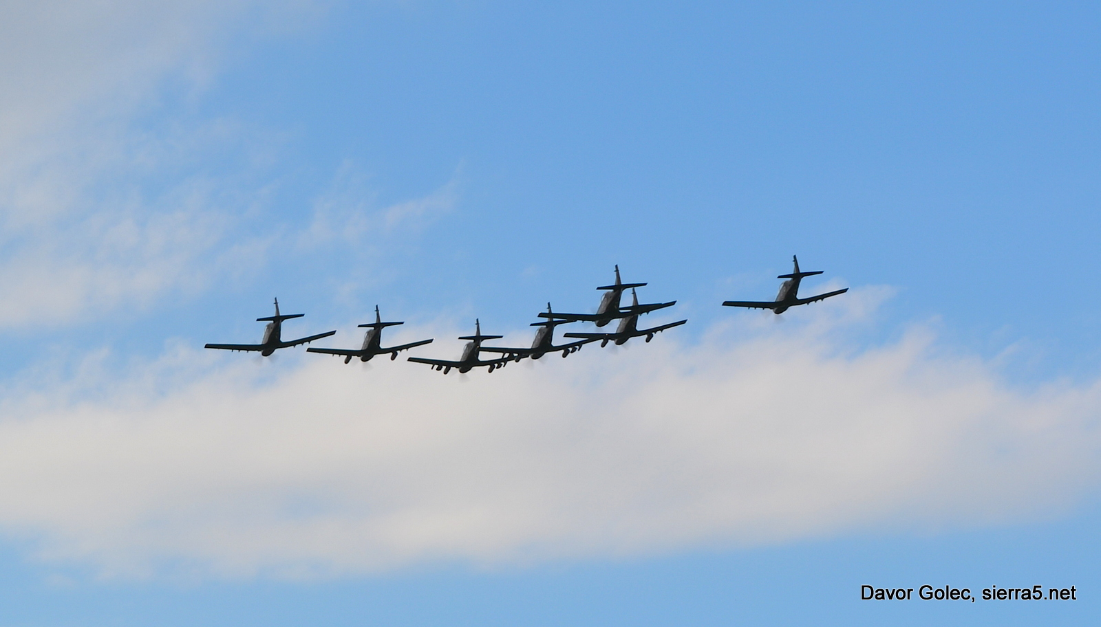 Razdalja med letali je le nekaj metrov