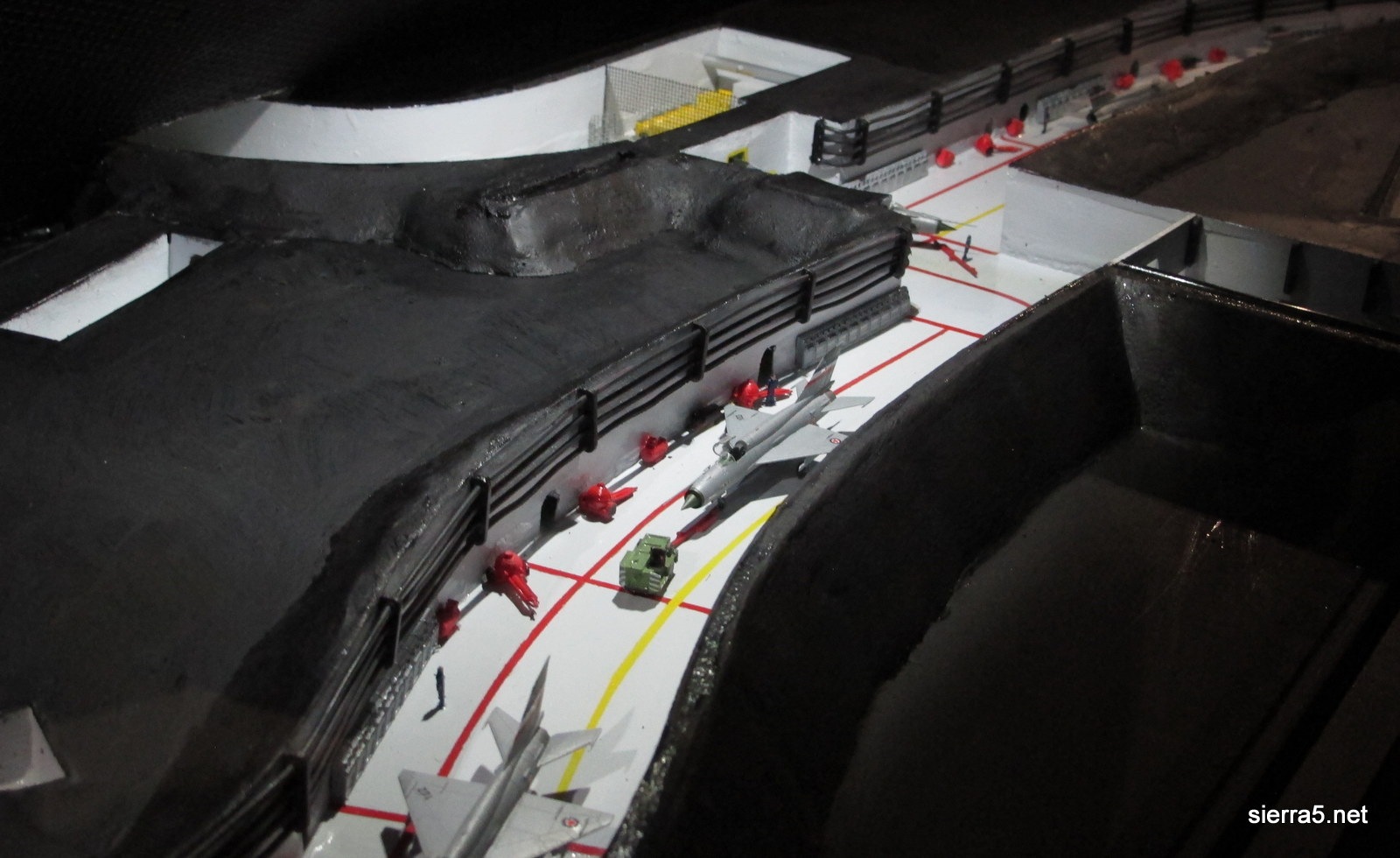 Tudi notranjost baze je natančno izdelana.