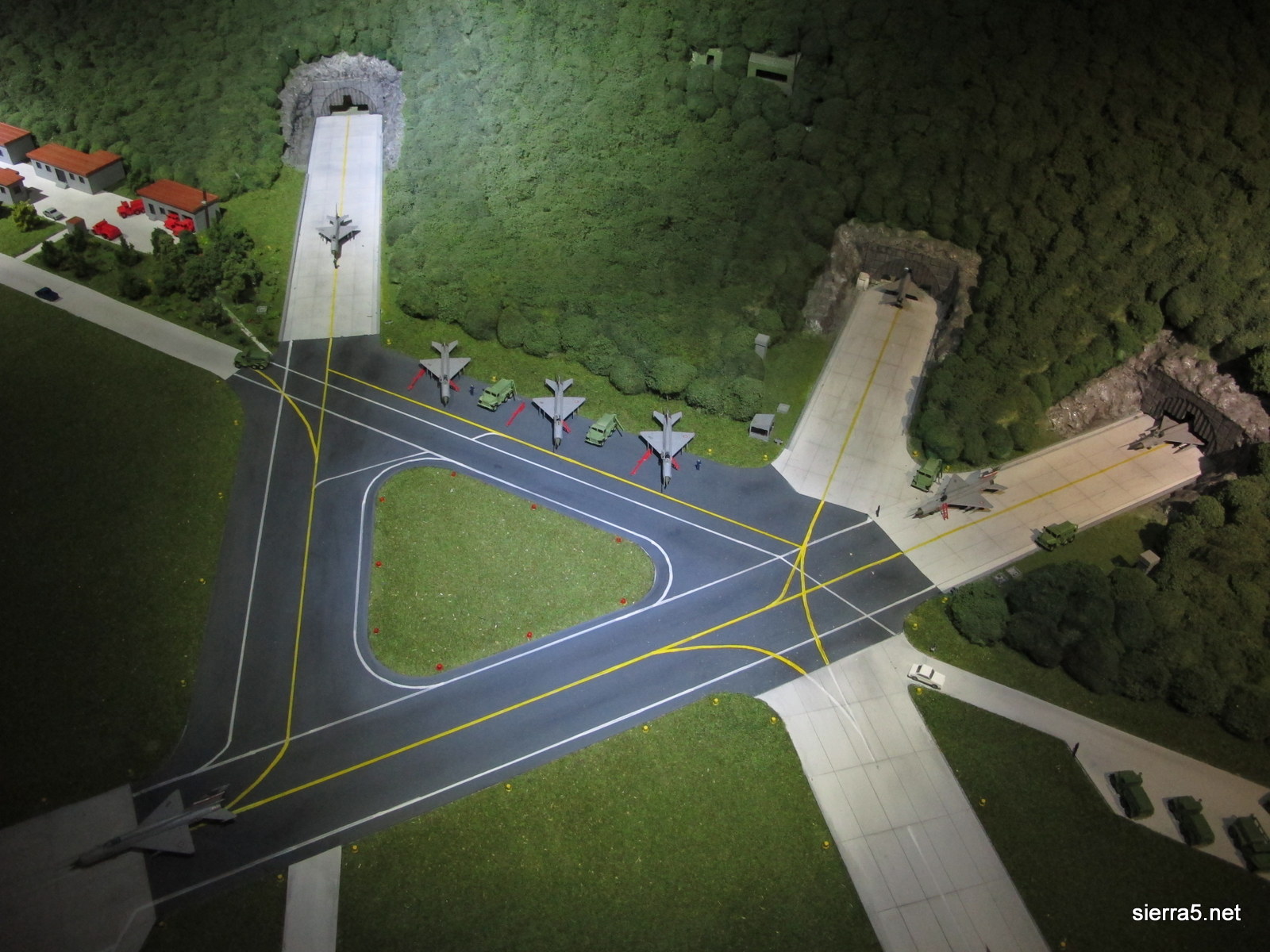 V bazi so bile tri eskadrilje z letali mig 21.