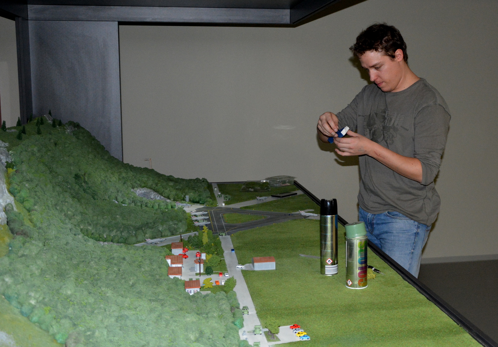 Kristjan Slokar med postavljanjem makete 