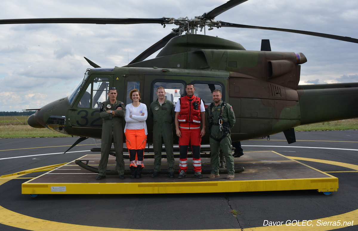 Ekipa HNMP Maribor ob prvi intervenciji s helikopterjem Slovenske vojske 2. oktobra 2018