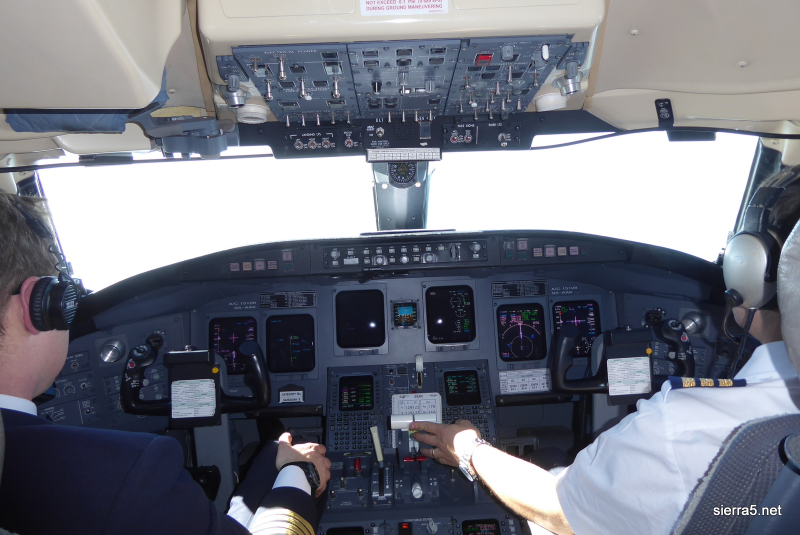 Kokpit letala CRJ900, reg. S5-AAK