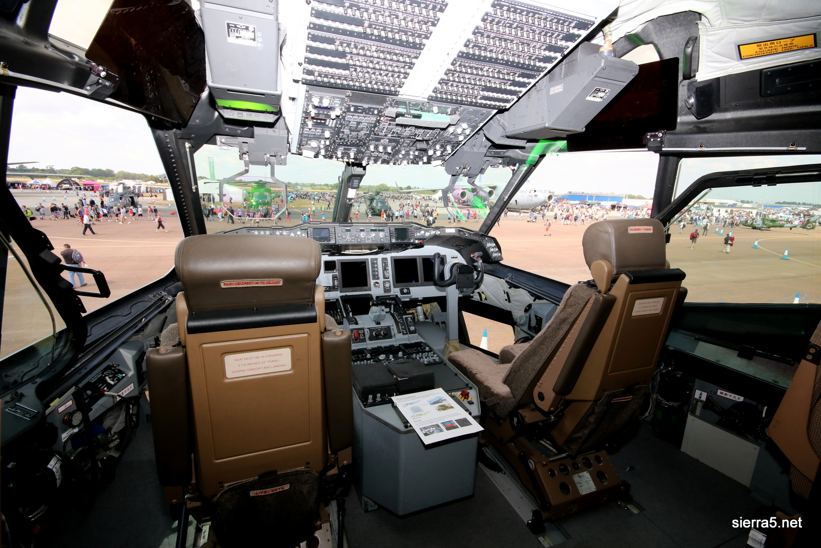 Kokpit Kawasakijevega Transpotrerja C-2