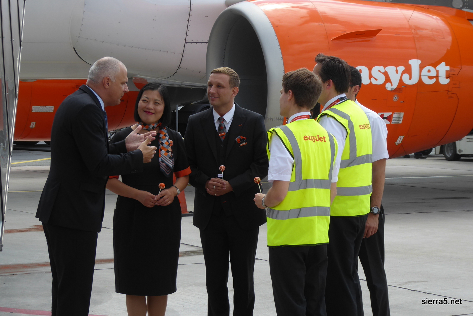 Janez Krašnja pozdravlja posadko easyJeta