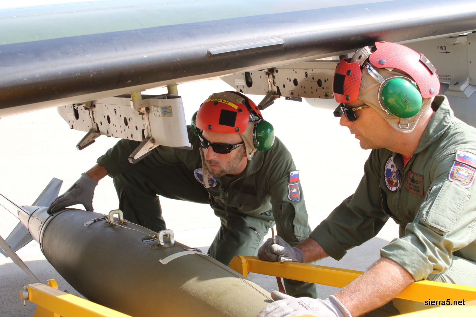 Nameščanje bomb na letalo PC-9M