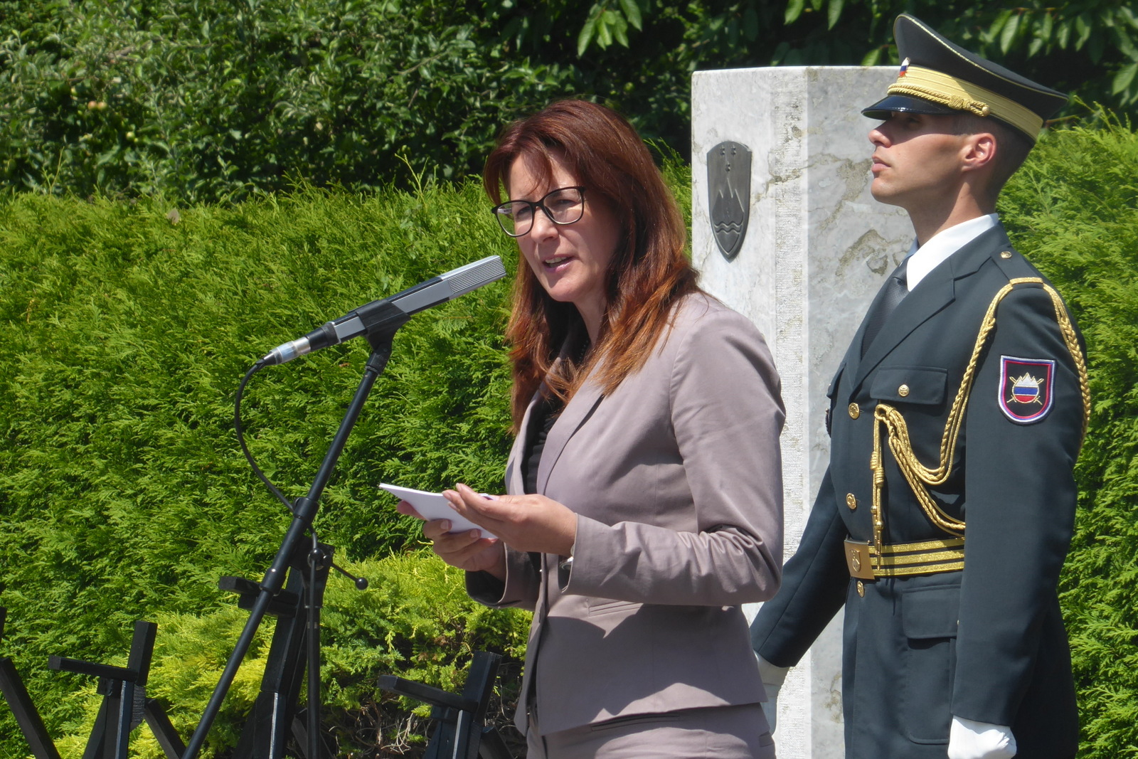 Ministrica za obrambo Andreja Katič