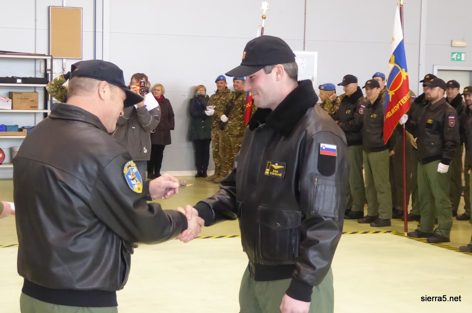 Izročitev krilc novemu pilotu SV