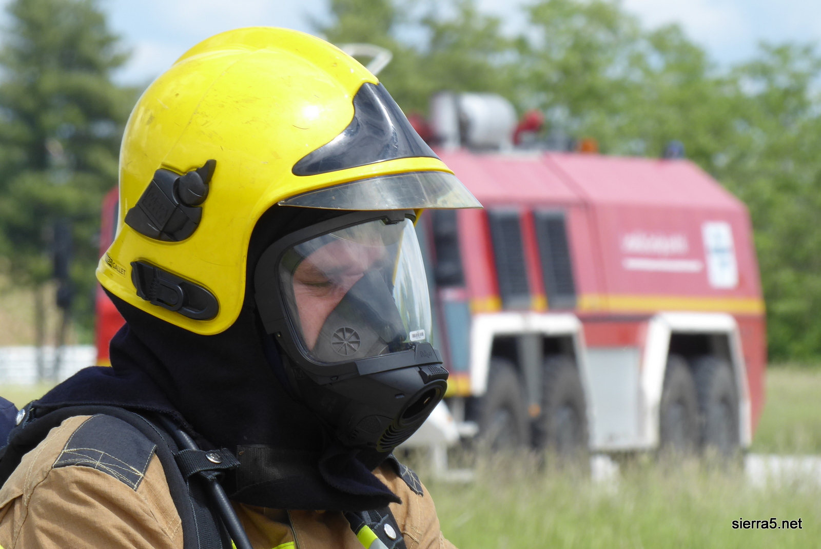 Med obvezno opremo gasilca spada izolirni dihalni aparat.
