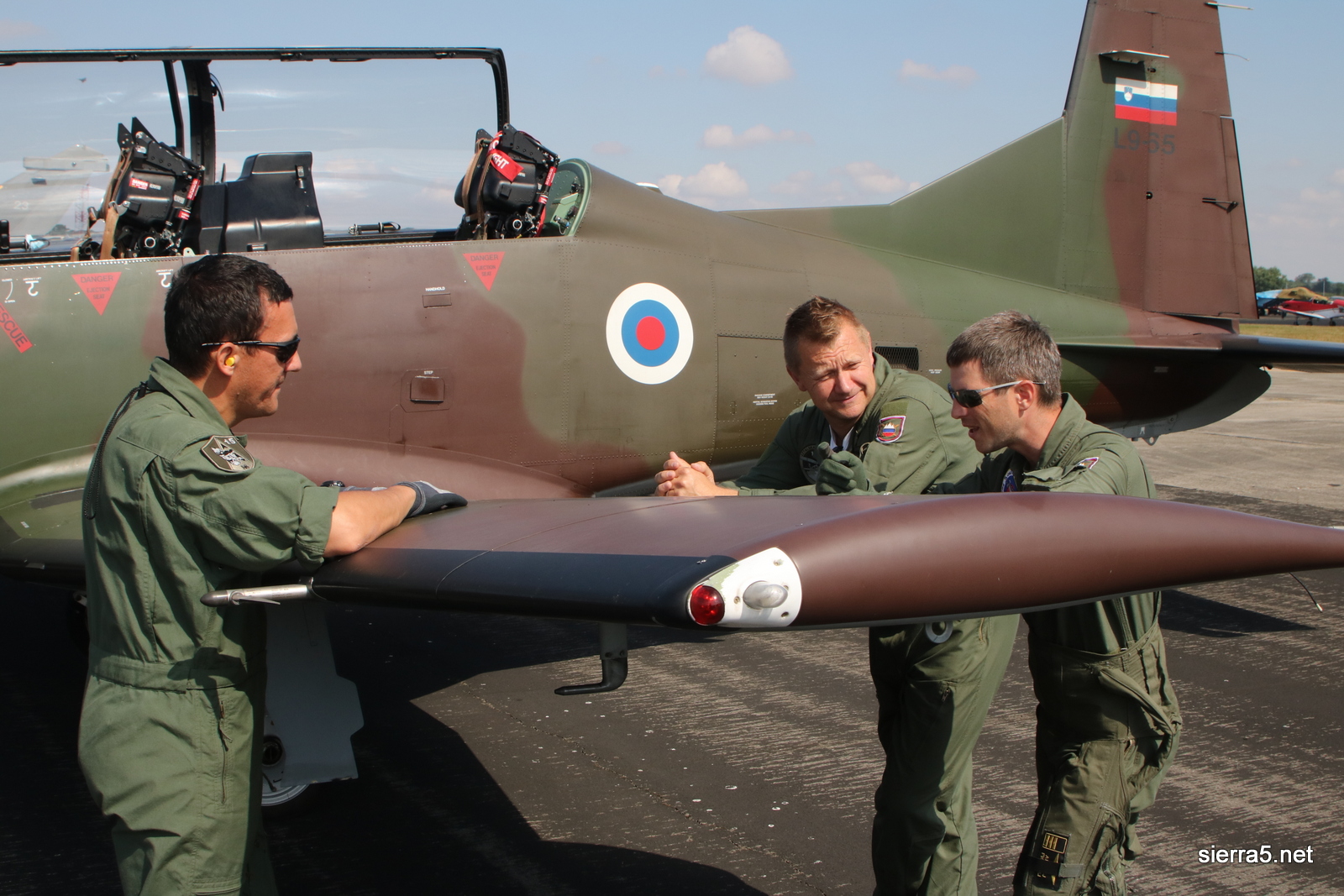 Pogovor letalskih tehnikov Ribiča in Vrabla s pilotom Fiorellijem skrajno desno
