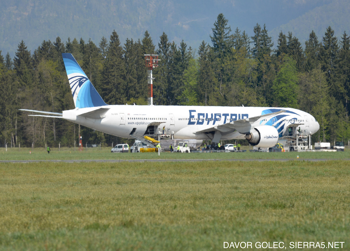 Oskrba letala na ploščadi ljubljanskega letališča