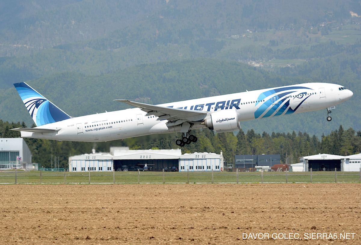 Odhod letala Boeing 777-300 proti Kairu