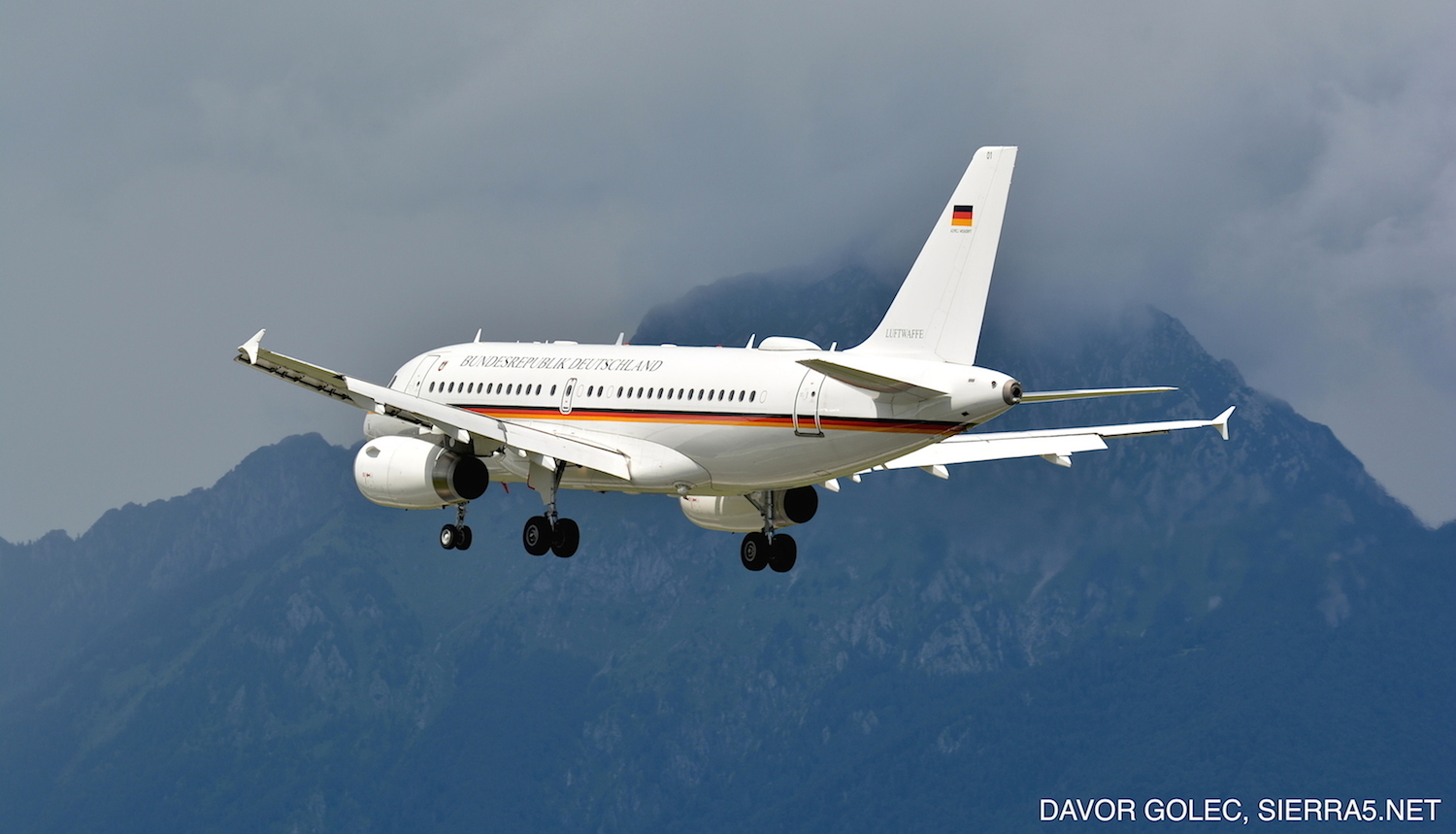 Airbus A319CJ v preletu steze 30 na Brniku