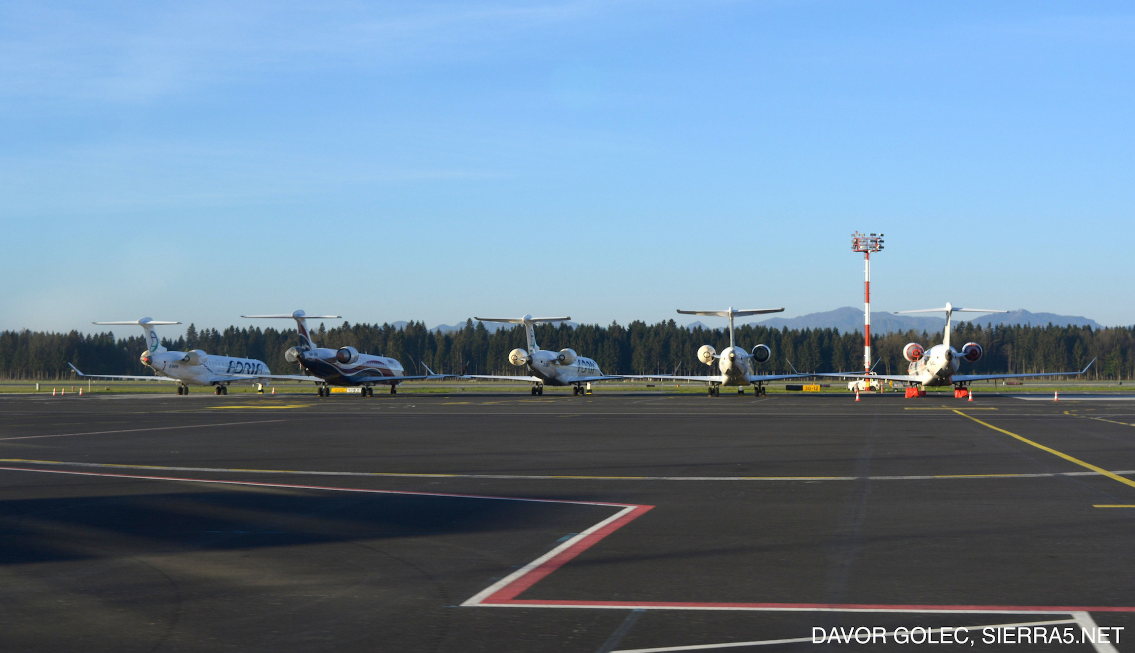 Trenutno je na Brniku na daljšem parkiranju, ki traja že od lanske jeseni še nekaj letal nekdanje Adrie Airways