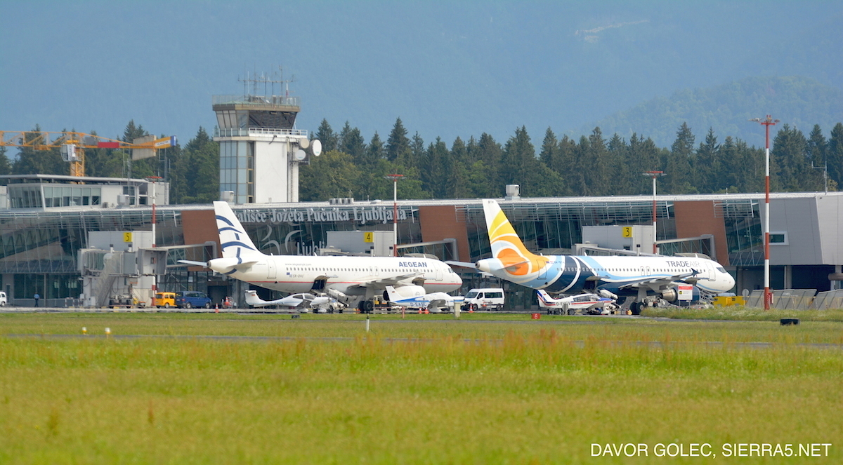 Dva Airbusa 320 pred odhodom proti Grčiji