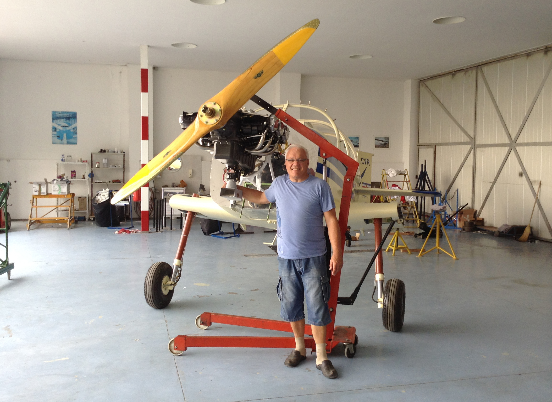Branko Bunderla pred obnovljenim trupom Libisa 180 pred montažo kril (foto:arhiv  Branko Bunderla)