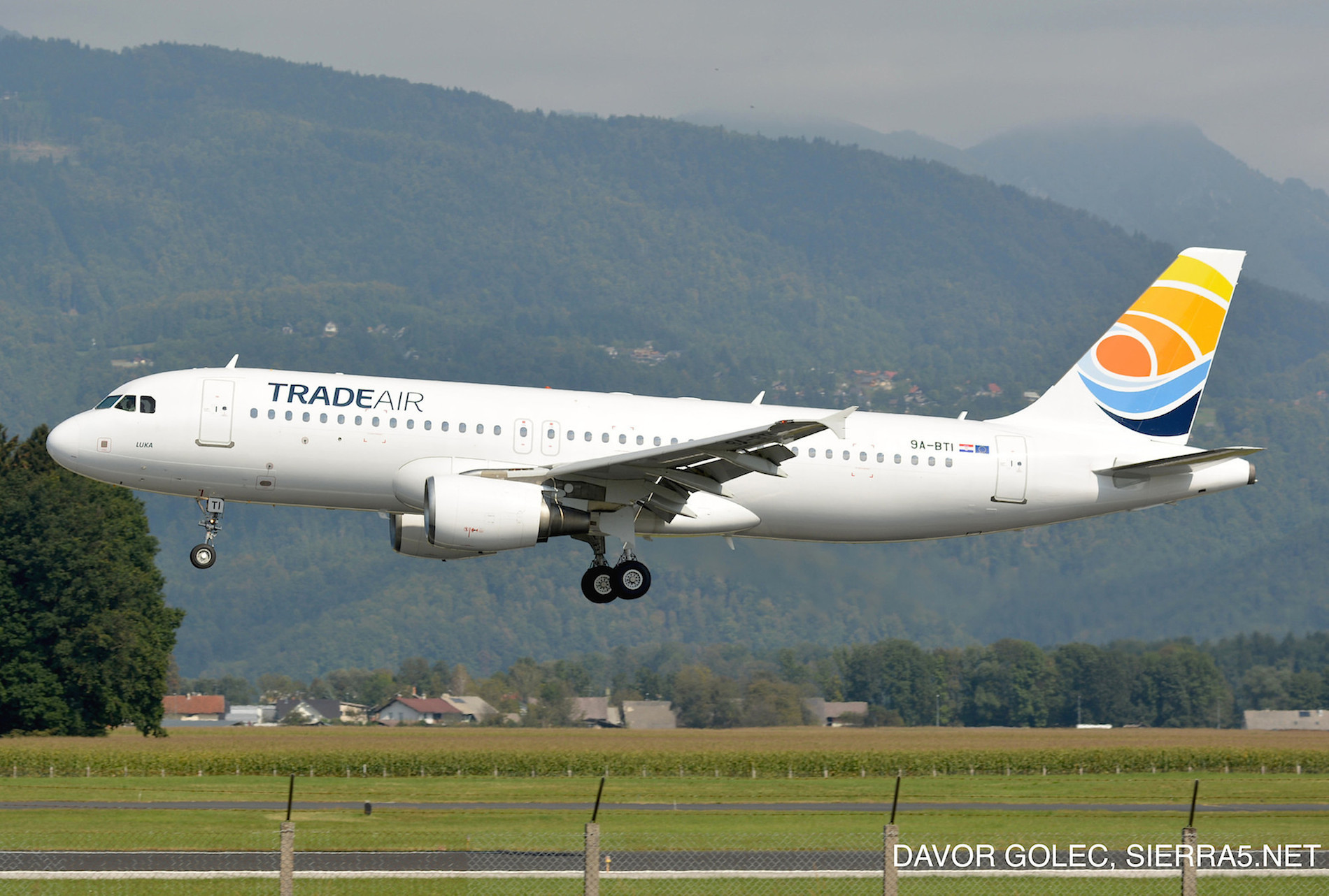 Novo letalo Trade Air-a ob današnjem prihodu na Brnik