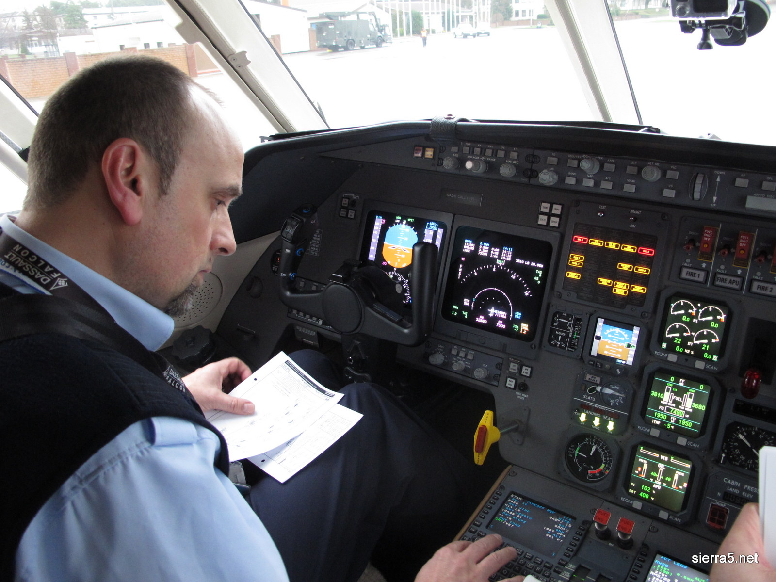 Pilot stotnik Janko Kene. Priprave pred vzletom letala falcon