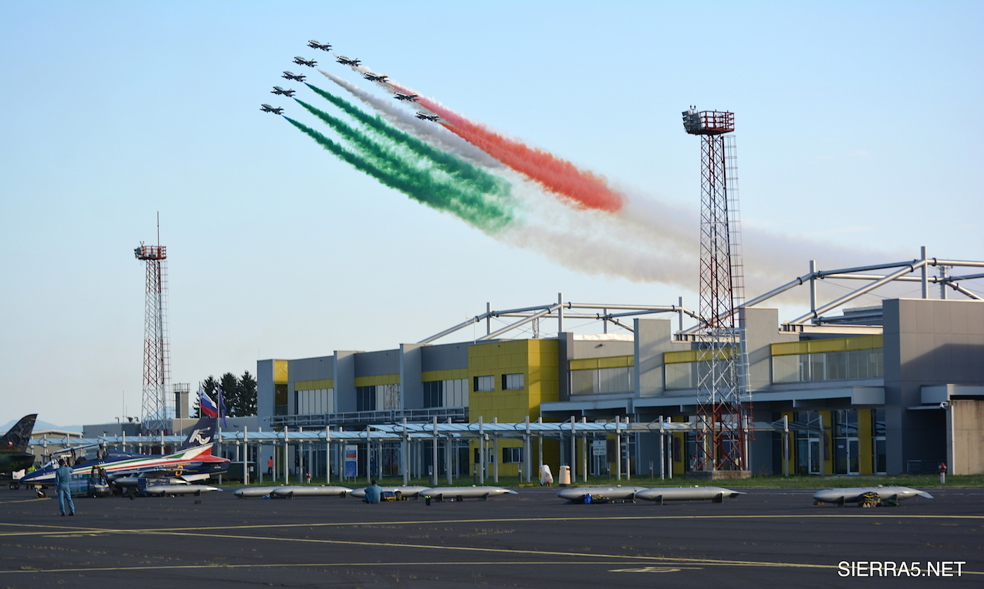 Frecce Tricolori v preletu nad terminalom Letališča Edvarda Rusjana Maribor