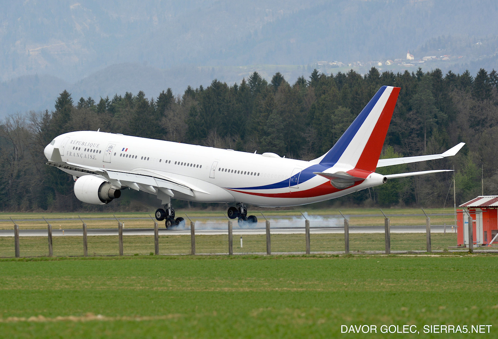 Pristanek na stezo 30 ljubljanskega letališča