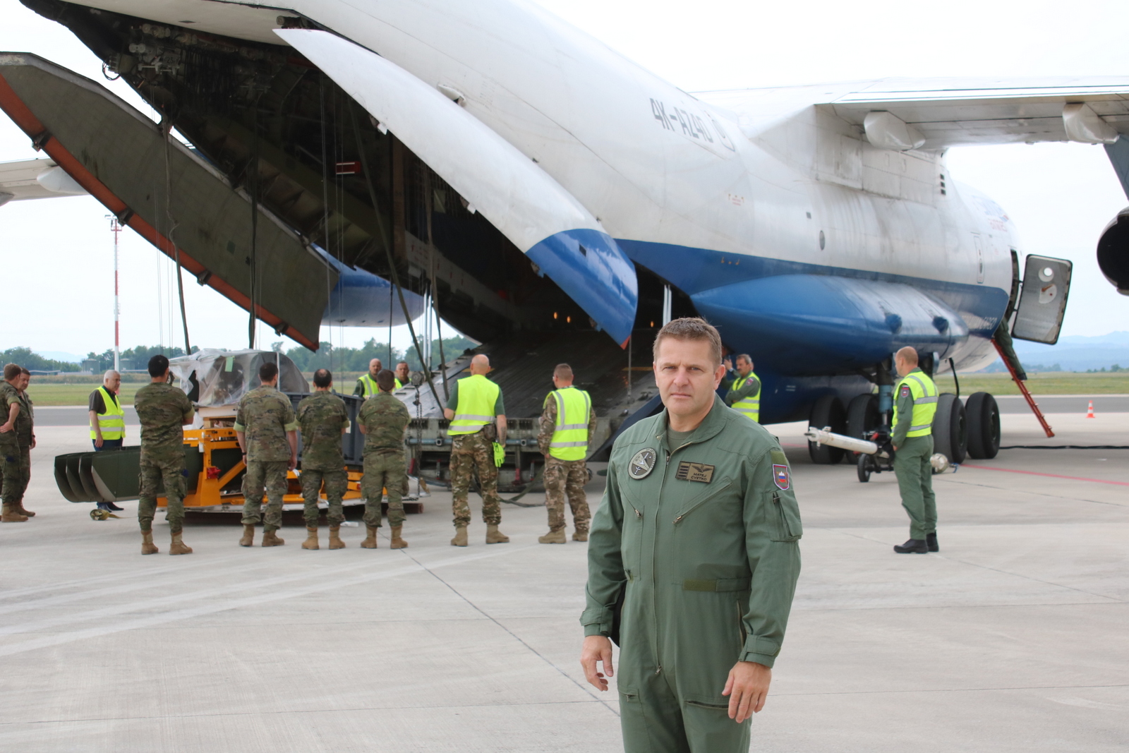 Vodja letaliških služb 107. LEBA stotnik Matej Cvetko