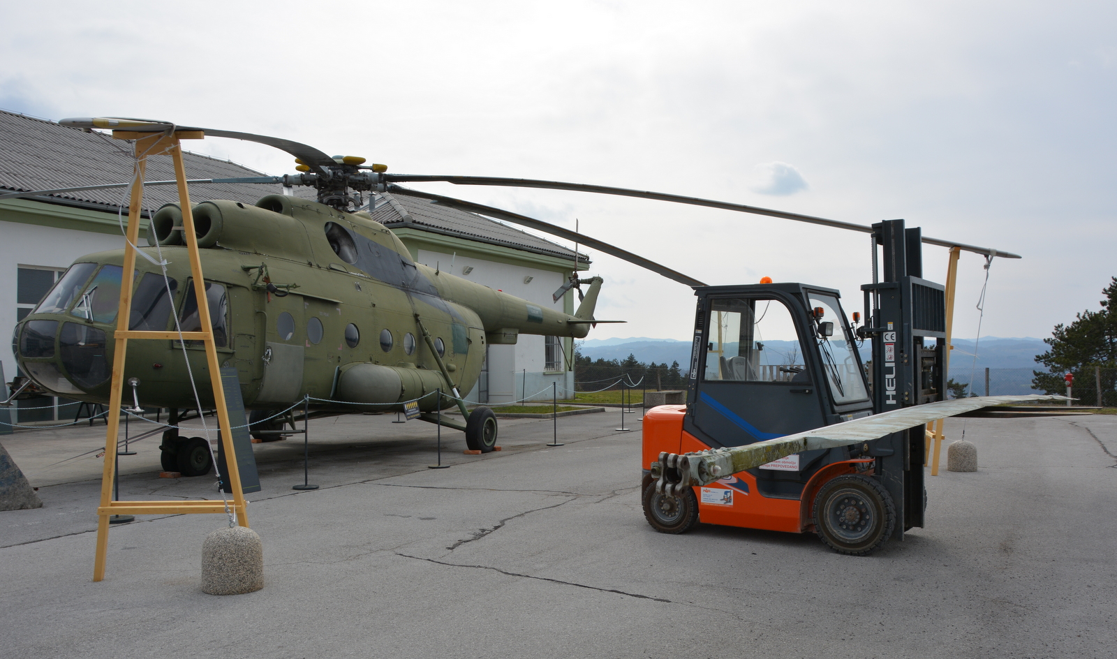 Elisa ob helikopterju Mi-8 v Parku vojaške zgodovine (arhiv Parka vojaške zgodovine)