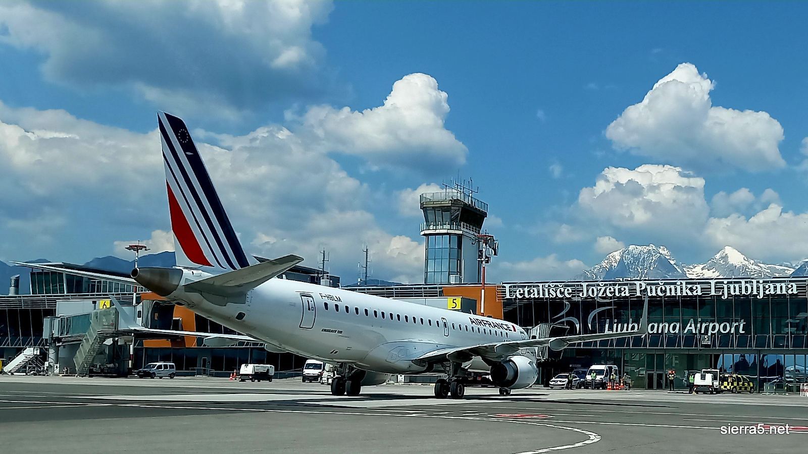 hop aF embraer190 lju 3