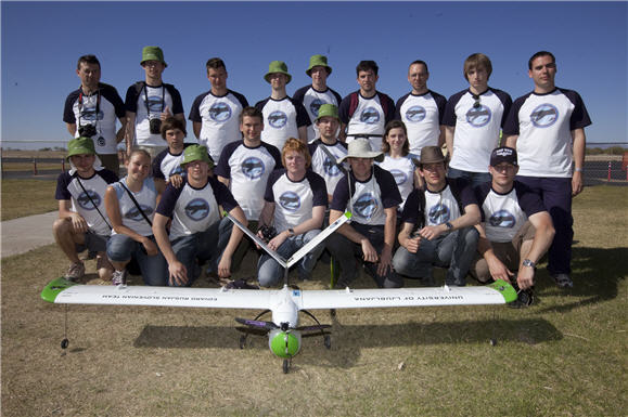 tekmovalna_ekipa_z_letalom_eda100.jpg