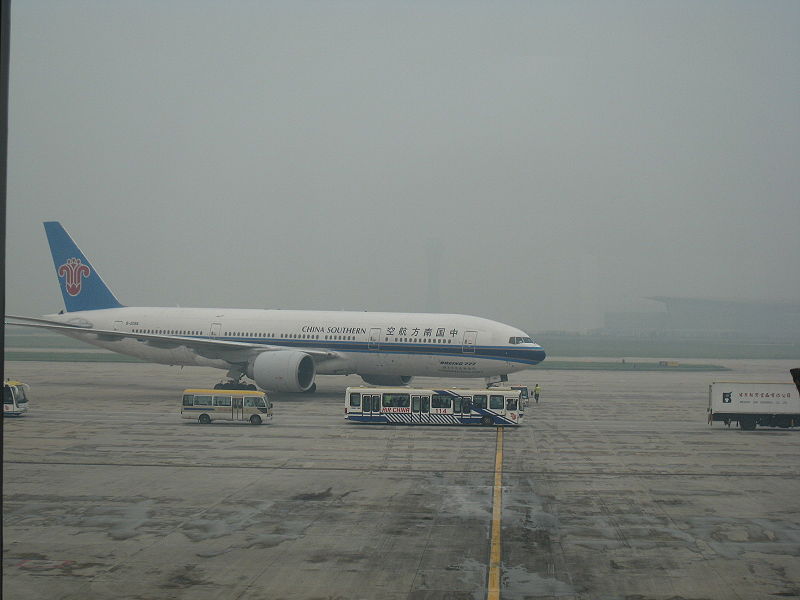 china_southern_airline_boeing_b777_na_letaliu_v_pekingu_international.jpg