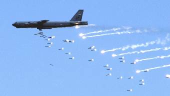 b-52_med_bombardiranjem_viracc.jpg