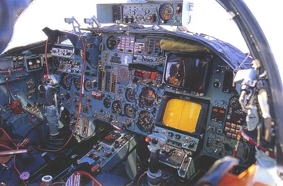 suhoj_su_24_fencer_kokpit.jpg